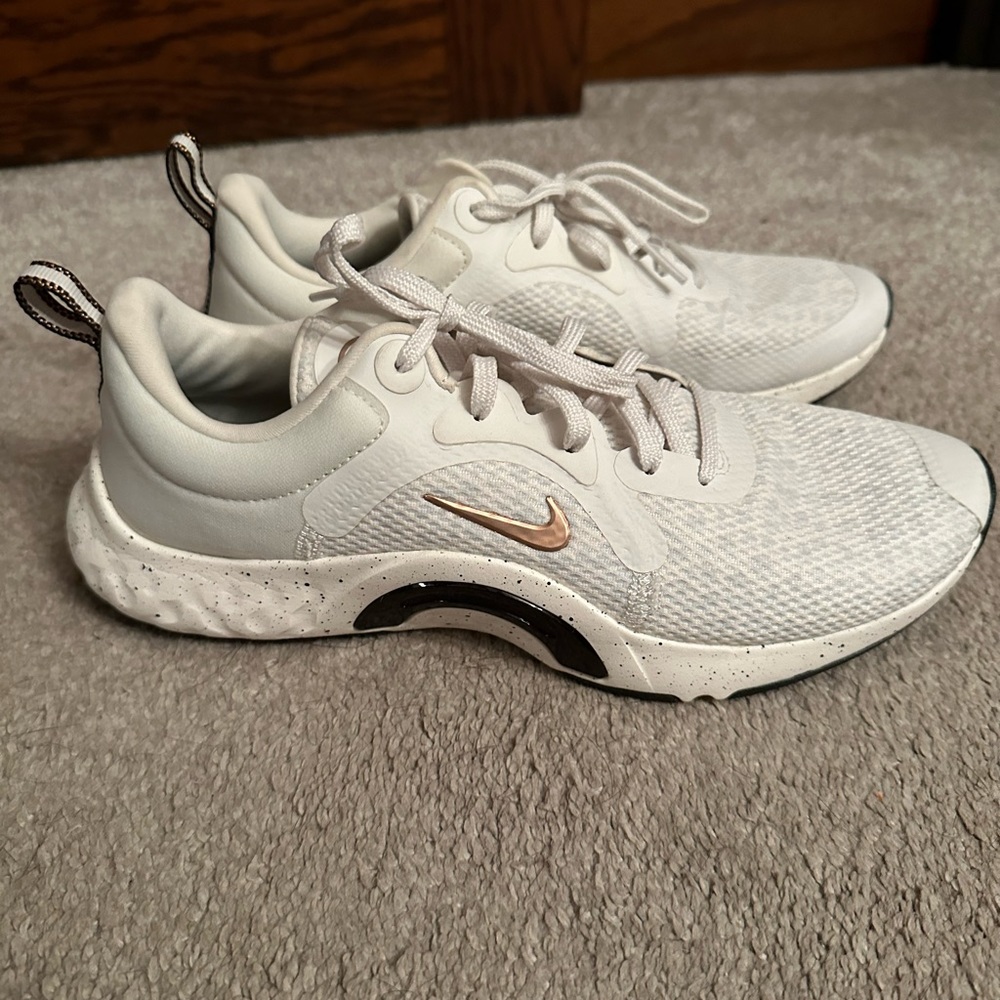 Nike women’s tennis shoes size US 9